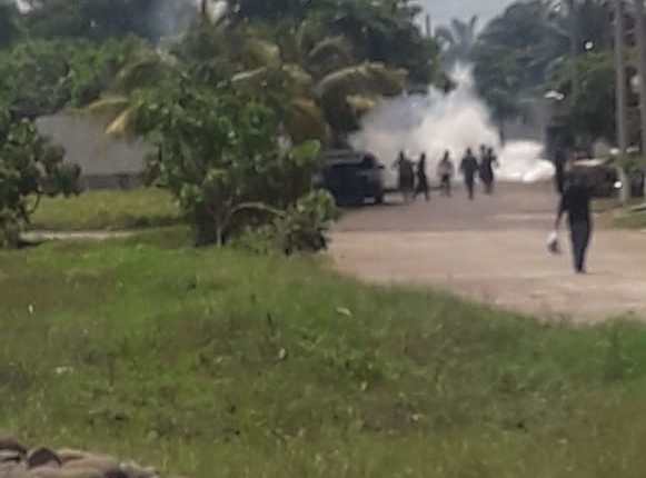 Agentes de la PNC lanzan gases lacrimógenos para dispersar a los inconformes en la aduana 2 de Tecún Umán, San Marcos. (Foto Prensa Libre: Alex Coyoy)