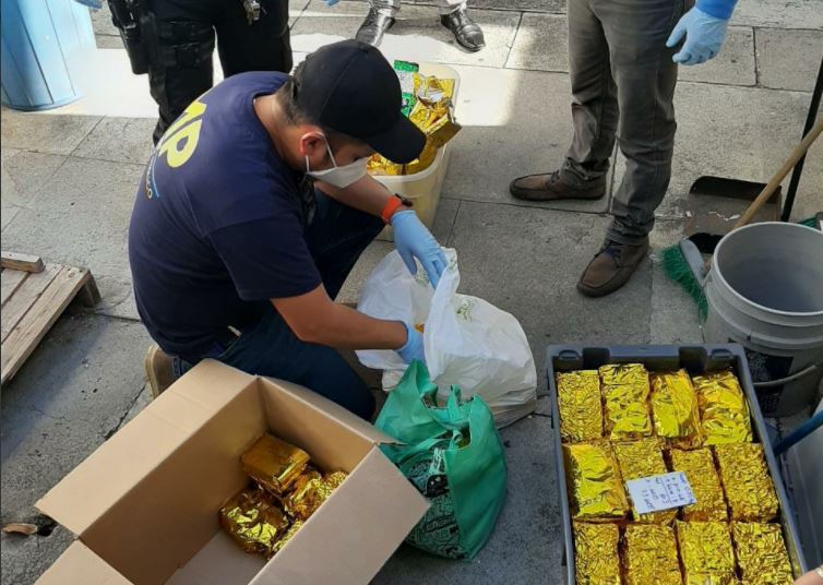 Incautación de drogas en la empresa Pan Atlantic Carrier, S.A., que está vinculada al caso La Línea. (Foto Prensa Libre)