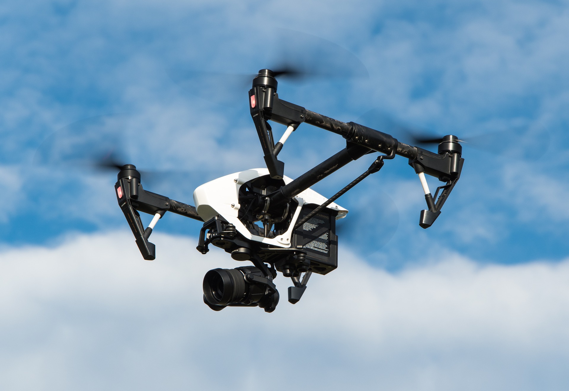 Los drones son uno de los tantos ejemplos tecnológicos que personifican el poder de las ciencias puras. Foto Thomas Ehrhardt en Pixabay