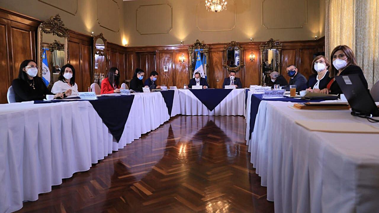 Autoridades de la Comisión Presidencial contra la Corrupción presentaron el segundo informe. (Foto Prensa Libre: Presidencia)