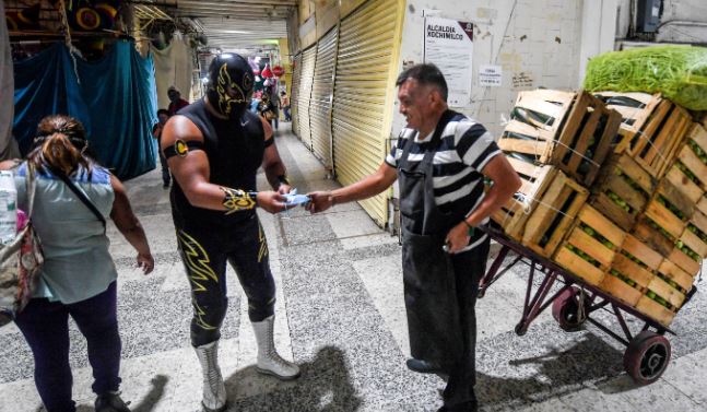 Los gladiadores se lanzaron a la caza de aquellos que no portaban protección, simulando aplicarles una de sus llaves a manera de castigo. (Foto Prensa Libre: AFP)