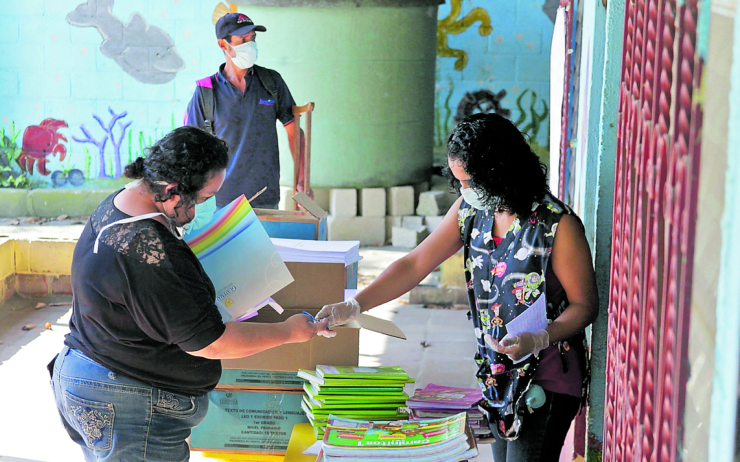 En la próxima entrega de la alimentación escolar se hará llegar a los estudiantes la tercera edición de las guías de autoaprendizaje y lineamientos para que continúen con el aprendizaje en casa. (Foto Prensa Libre: Hemeroteca PL)