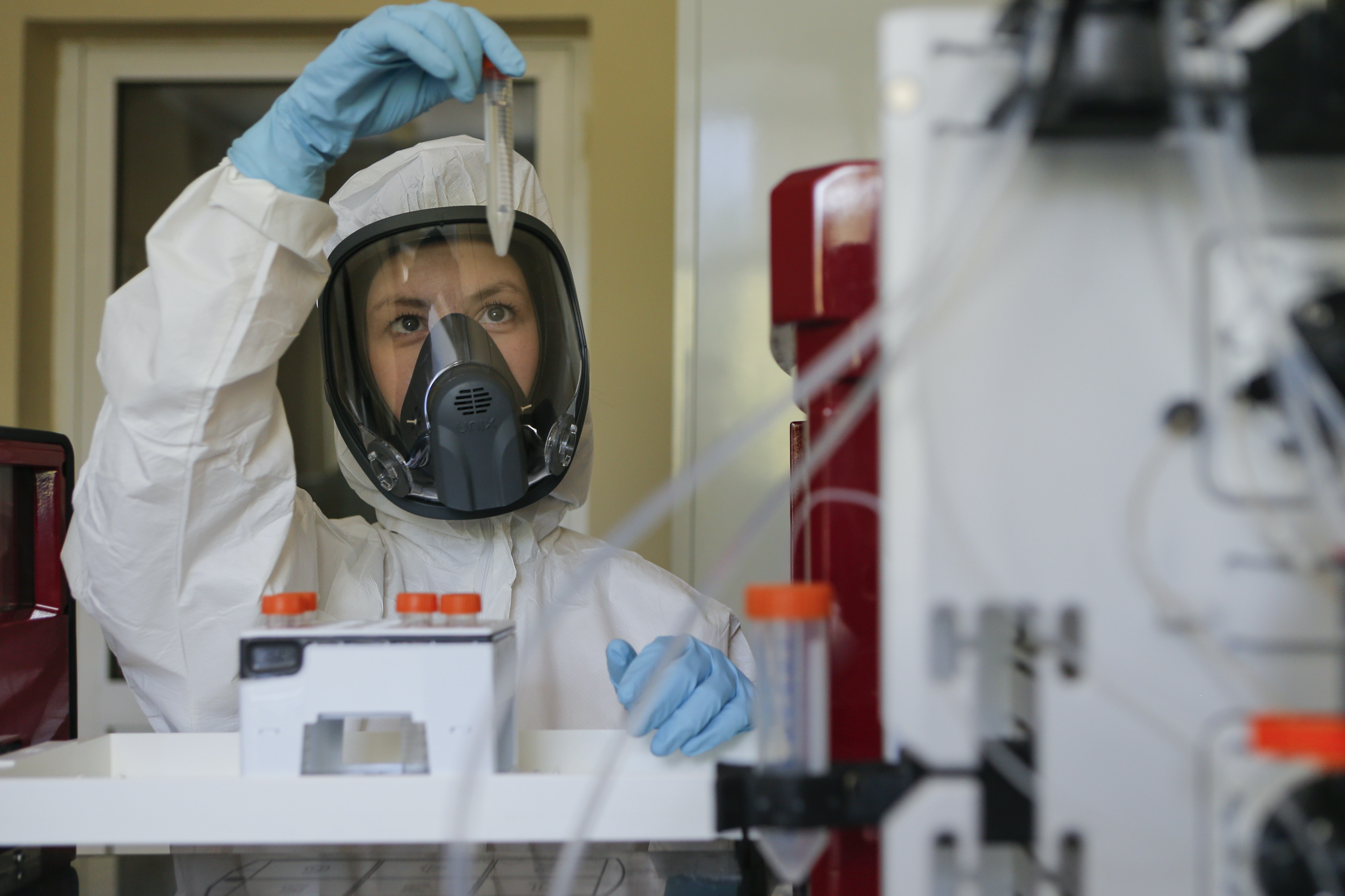 Una científica sostiene una vacuna contra el coronavirus en el Centro Nacional de Epidemiología y Microbiología Nikolai Gamaleya dee Moscú, Rusia.
Alexander Zemlianichenko Jr/Russian Direct Investment