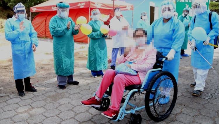 La paciente salió del intensivo del Hospital Regional de Occidente y se reencontró con su familia. (Foto Prensa Libre: Cortesía HRO)