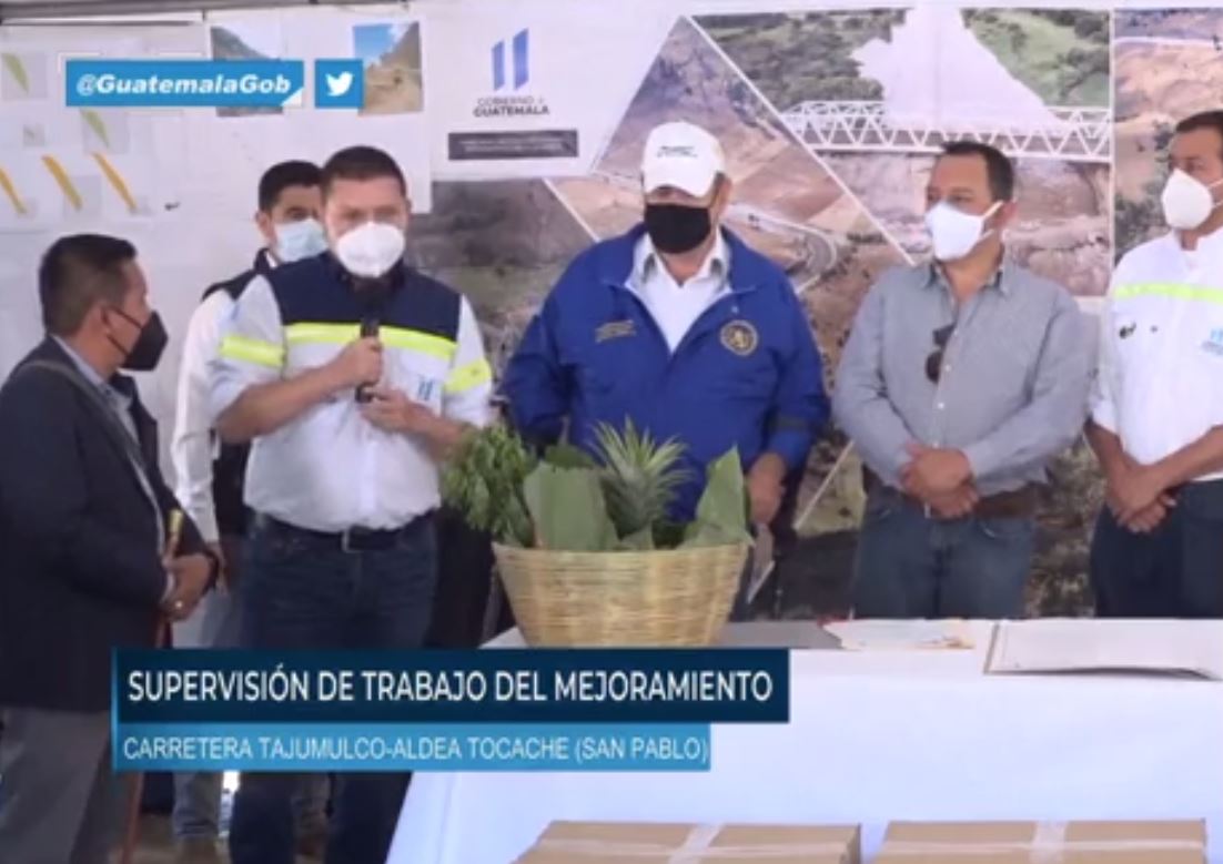 Alejandro Giammattei durante la supervisión en la carretera de Tajumulco. (Foto Prensa Libre: Video de Facebook)