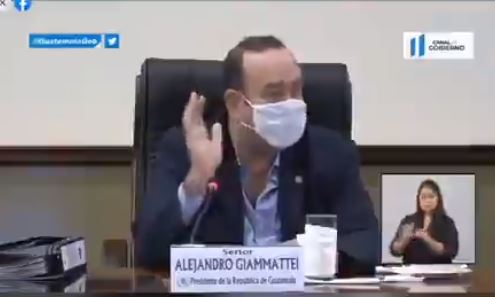Presidente Alejandro Giammattei, durante una reunión con alcaldes en la Casa Presidencial.