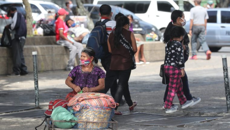 Los jóvenes de Guatemala están sufriendo por la falta de acceso a educación y fuentes de empleo por la pandemia. Fotografía: Prensa Libre. 