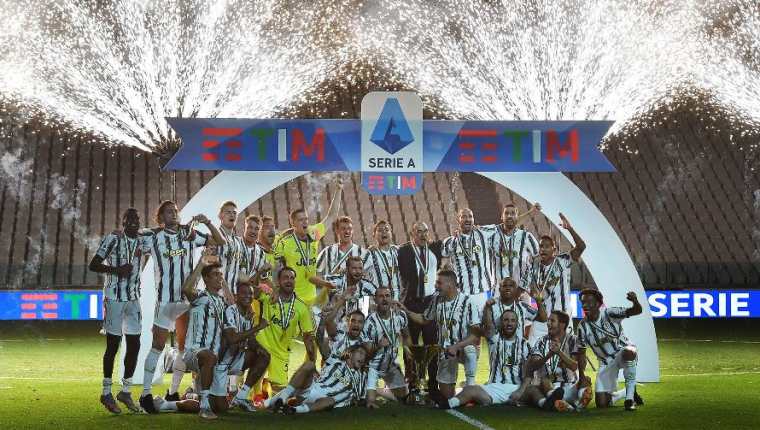 Juventus celebró este sábado con la copa de campeón de Italia. (Foto Prensa Libre: EFE).