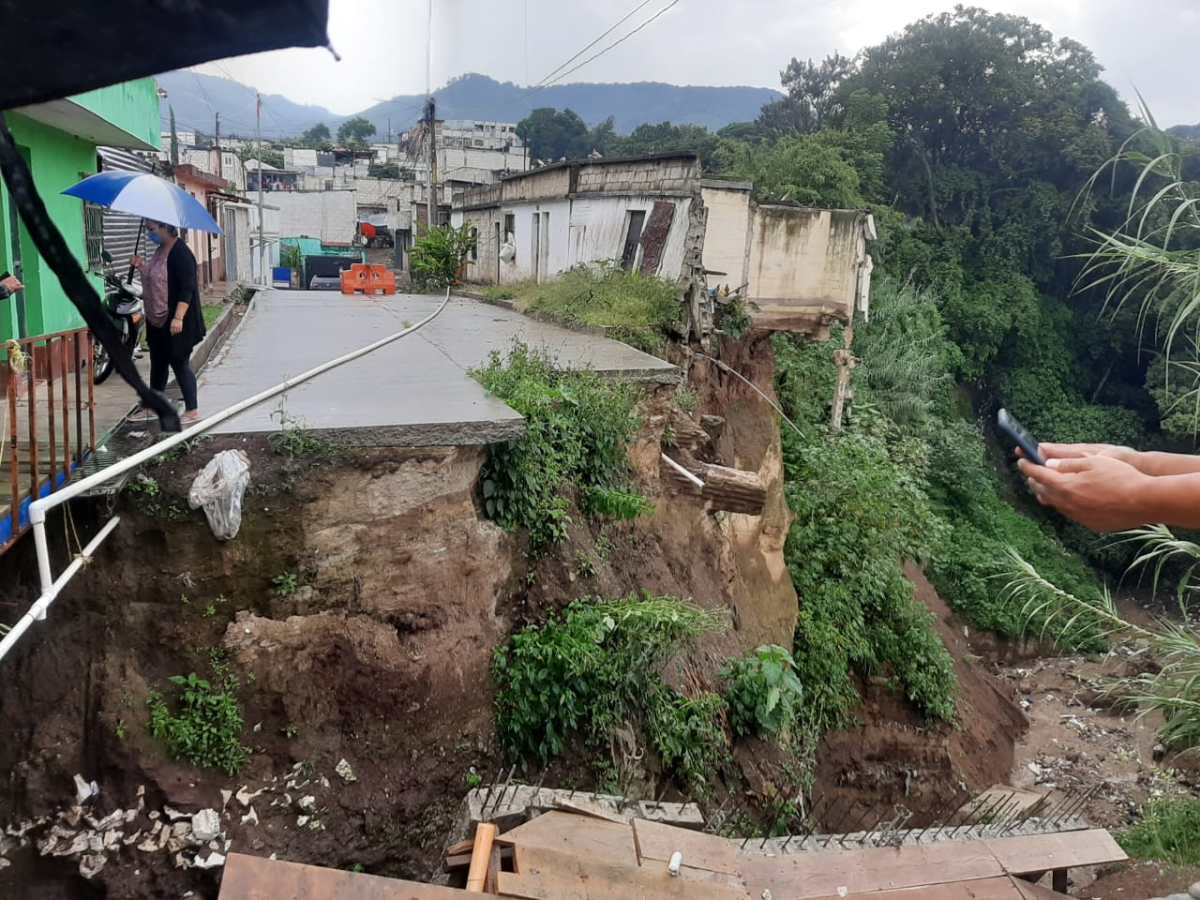 “No tenemos a dónde ir”: Lluvia derriba colector en construcción y pone en riesgo a familias en Boca del Monte
