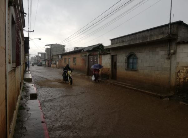 Fuerte lluvia que se registró en El Tejar, Chimaltenango. Conred alertó de aumento de lluvias en las próximas horas. (Foto Prensa Libre: César Pérez)