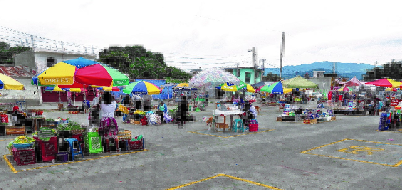 Una de las medidas que han adoptado los municipios para evitar la aglomeración de personas y con ello el contagio del covid-19, es la mantener control en los mercados, donde el distanciamiento social es importante. (Foto Prensa Libre: Hemeroteca PL)