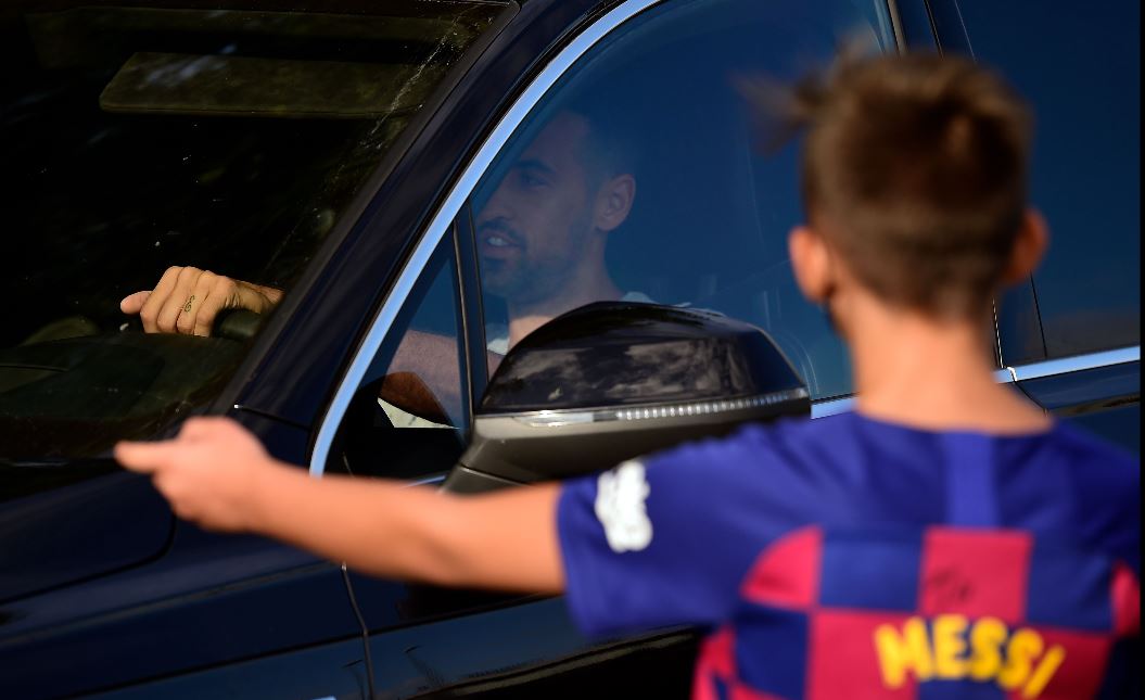 Admiradores de Messi esperaban verlo en la entrada del centro de entrenamiento Joan Gamper para una sesión médica en la víspera de la reanudación de los entrenamientos, pero no se presentó. (Foto Prensa Libre: AFP)