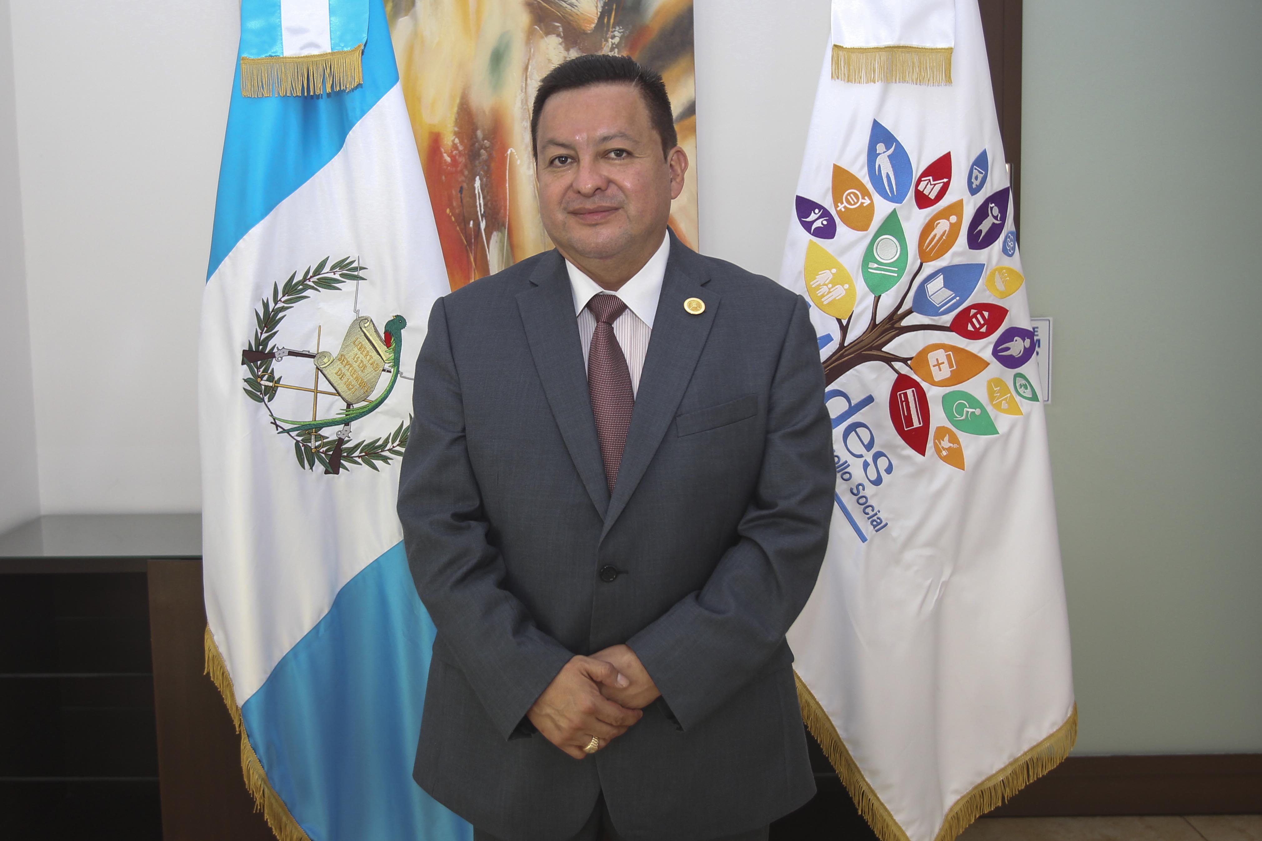 El ministro Raúl Romero explica el proceder del segundo desembolso del bono familia. (Foto Prensa Libre: Norvin Mendoza)