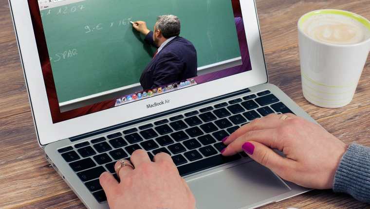 Los docentes virtuales deben practicar una metodología que combine la tecnología y las actividades prácticas en casa. (Foto Prensa Libre: Shutterstock).