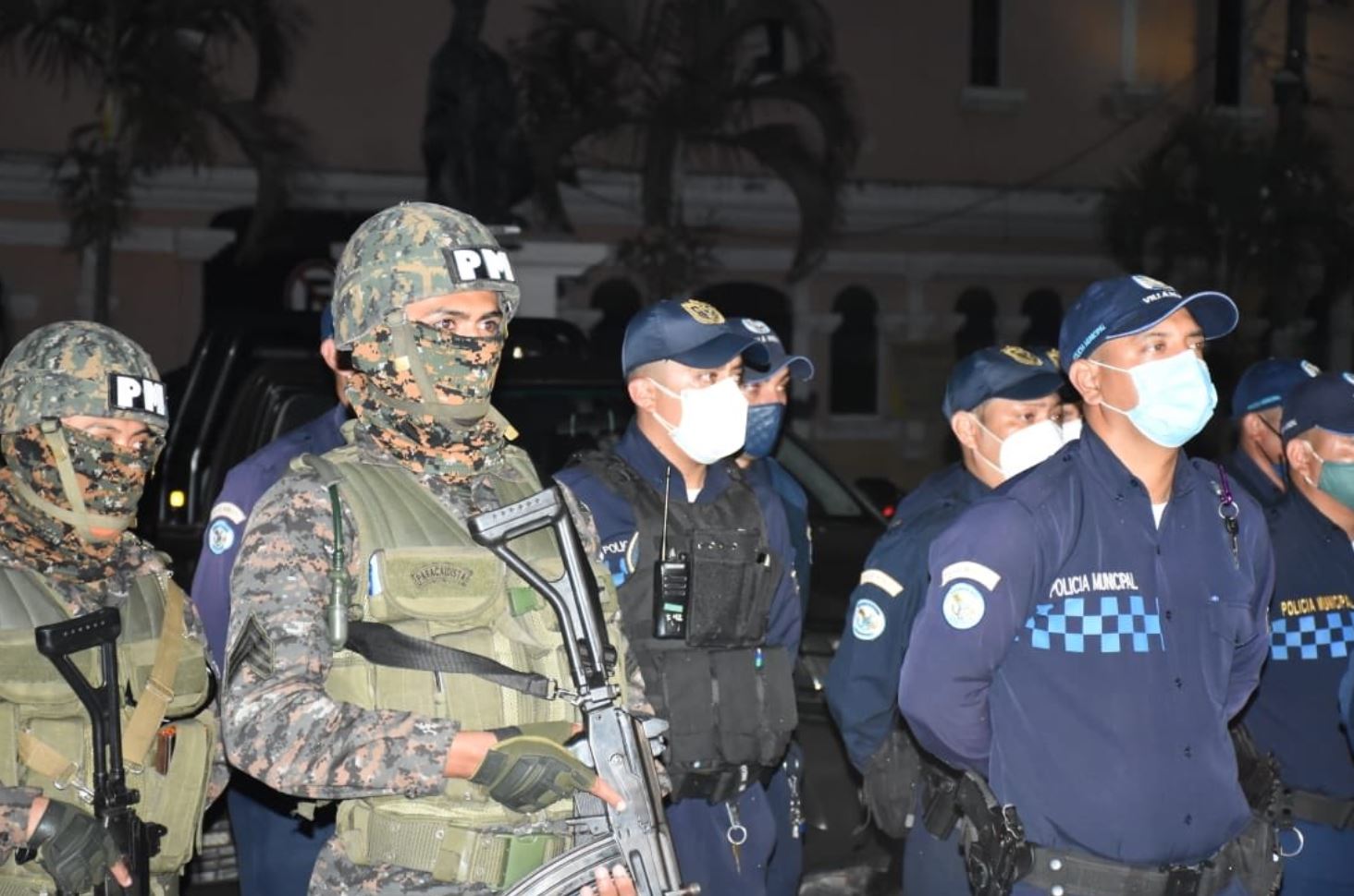 Ejército, PNC, PMT y PM en la inaguración del plan Parada Segura de Villa Nueva, para evitar la delincuencia. (Foto Prensa Libre: Municipalidad de Villa Nueva)
