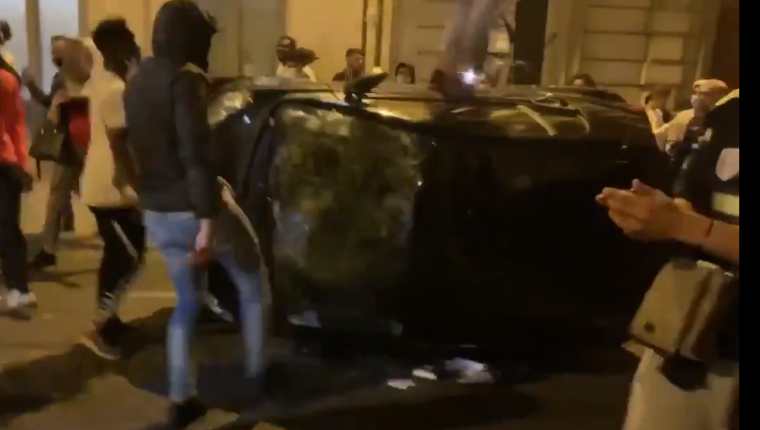 Los aficionados inconformes realizaron disturbios en París, Francia. Foto Prensa Libre: Captura de video.