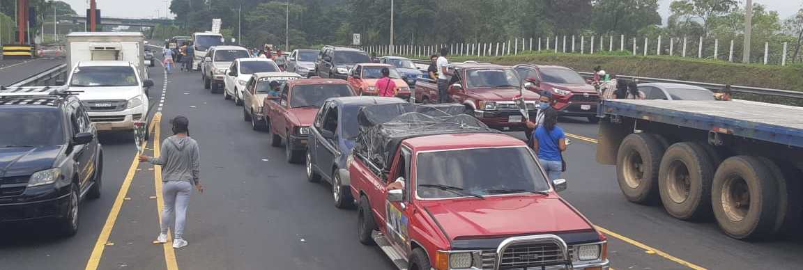 Durante el sábado 1 de agosto se observaron largas filas de vehículos que transitaron por el peaje Palín-Escuintla. (Foto Prensa Libre: Carlos Paredes)