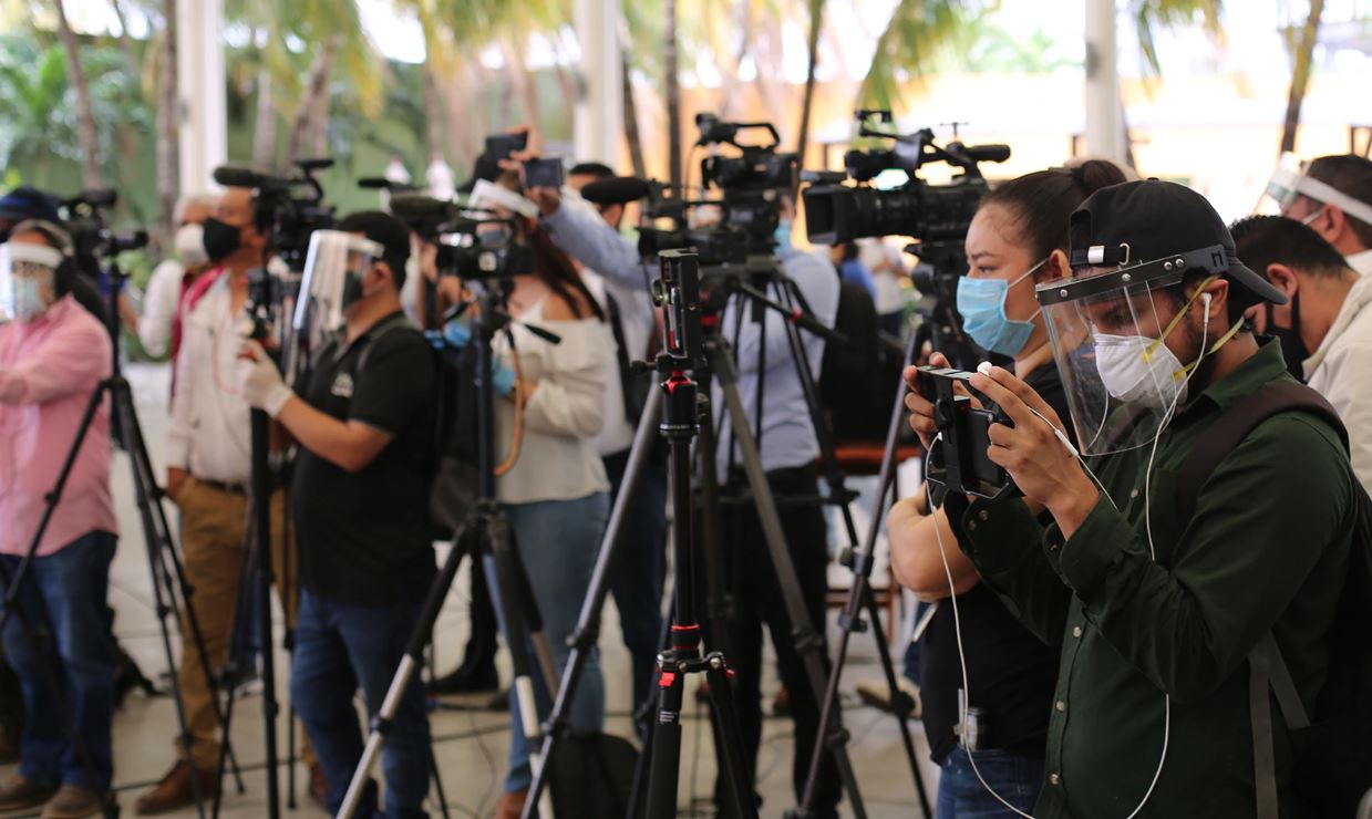 Los periodistas atraviesan un "momento muy duro" por los riesgos que corren ante el coronavirus, indica la SIP. (Foto Prensa Libre: Voz de América)