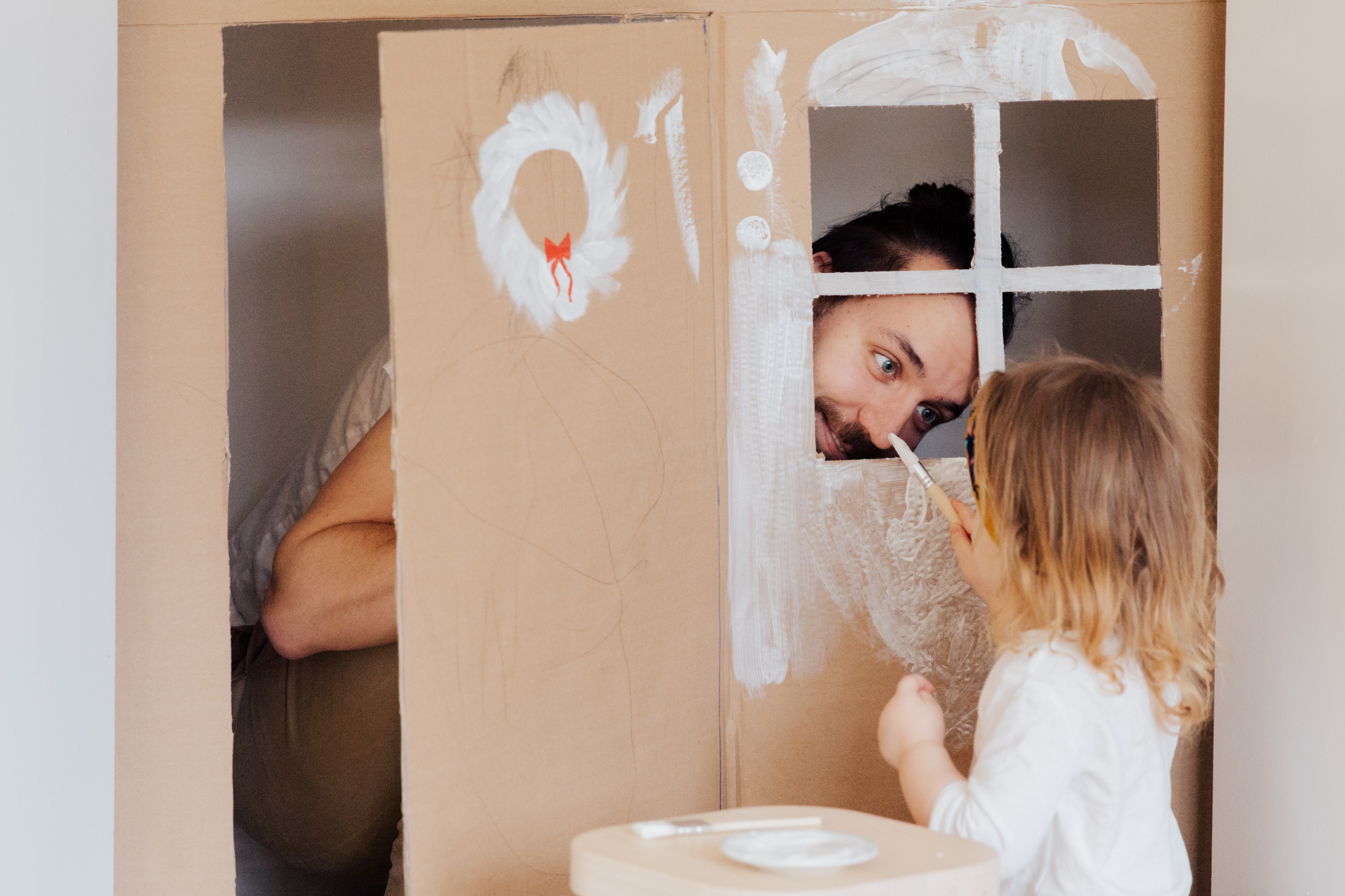 Durante la cuarentena es indispensable tener horarios definidos y también que la situación permita enseñarles a los niños sobre solidaridad, amistad y otras acciones importantes como humanidad. (Foto Prensa Libre: Tatiana Syrikova en Pexels)