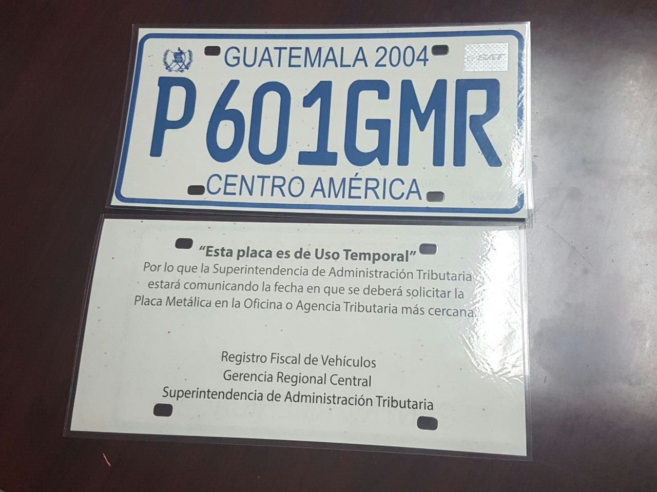 desde el 2018 la SAT brinda placas temporales de plástico y cartón. (Foto, Prensa Libre: Hemeroteca PL).