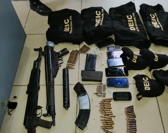 Fusiles e indumentaria de la PNC incautados a los detenidos.  (Foto Prensa Libre: PNC) 