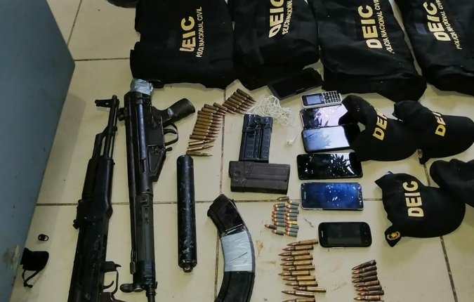 Fusiles e indumentaria de la PNC incautados a los detenidos.  (Foto Prensa Libre: PNC) 