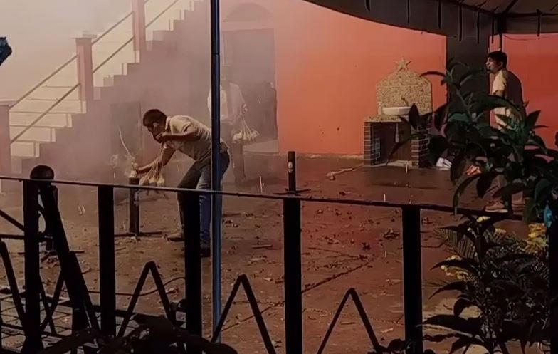 Gran cantidad de bombas pirotécnicas fueron quemadas en la feria de Mixco. (Foto Prensa Libre: Byron García)