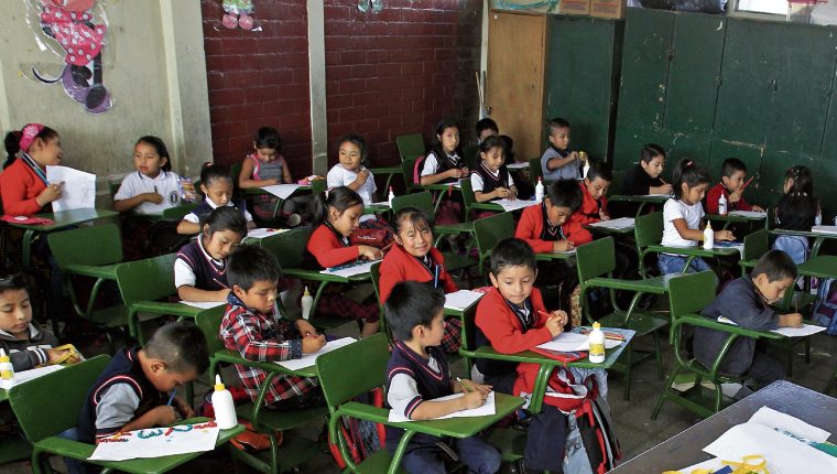 NiÃ±os de primero primaria de la Escuela Oficial N. 60 Luz Valle, reciben clases en un salÃ³n casi totalmente lleno, el establecimiento es uno de varios que atraviesa por un mal momento debido a la falta de maestros para los grados de primaria.Foto por Carlos HernÃ¡ndez03/02/2017