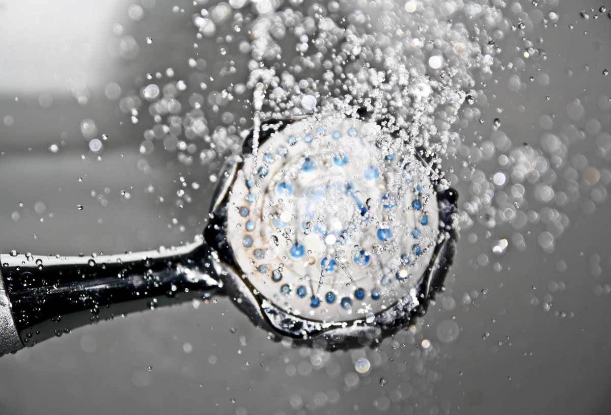 Verificamos por usted: Ayunar y bañarse con agua fría no fortalece el sistema inmunitario en pocos días