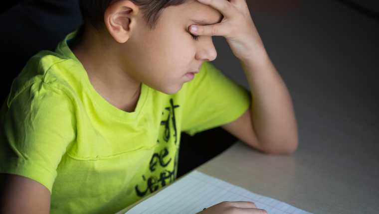 Contenidos desconocidos pueden resultar difíciles para algunos niños; razón que los puede llevar a sentirse molestos o irritados. (Foto: Shutterstock)