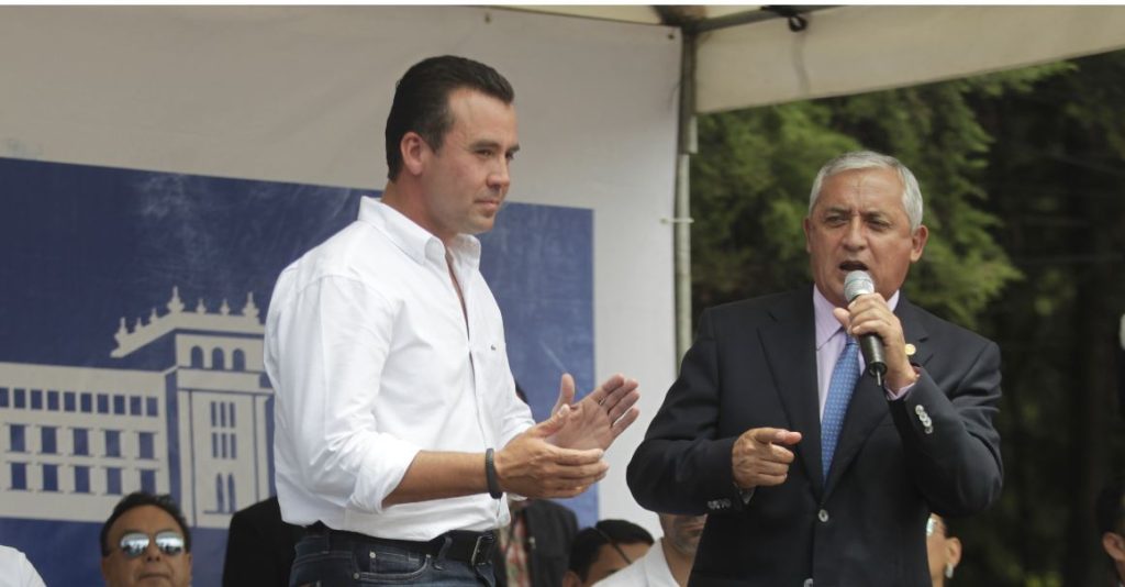 Otto Pérez Molina comparte escenario con Sinibaldi, durante una gira de trabajo en la provincia. (Foto Prensa Libre: Hemeroteca PL)