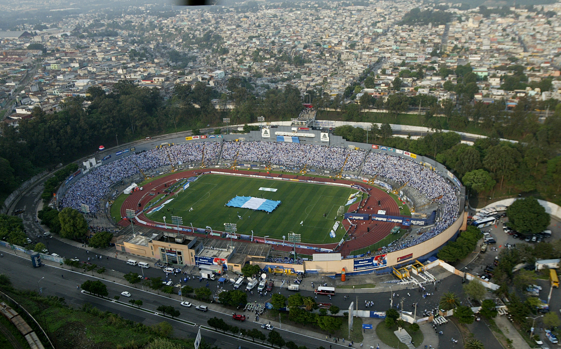 Vista panorámica del estadio Mateo Flores (ahora Doroteo Guamuch Flores) antes del juego Guatemala-México, por las eliminatorias rumbo a Alemania 2006. (Foto Prensa Libre: Hemeroteca PL)