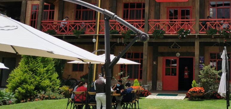 Restaurantes en Tecpán, cuentan con áreas verdes recibieron visitantes en la primera semana de reapertura de diversas actividades. (Foto, Prensa Libre: Camtur).