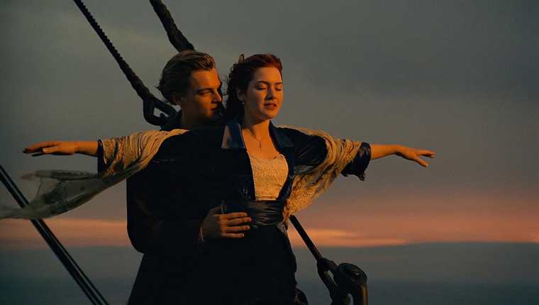 Titanic cuenta la historia de amor de una joven de diecisiete años que  se enamora de un artista pobre a bordo del lujoso y desafortunado Titanic.  (Foto Prensa Libre:  20th Century Studios)
