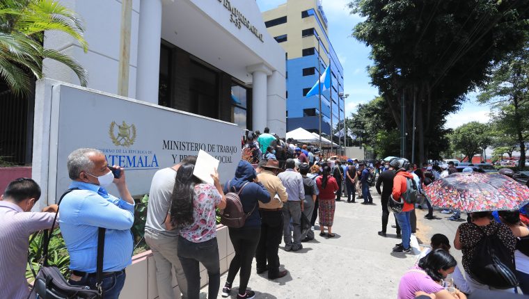 Cientos de trabajadores han acudido desde inicios de agosto al Ministerio de Trabajo, piden el pago de la indemnización por despidos de patronos. (Foto, Prensa Libre: Hemeroteca PL).