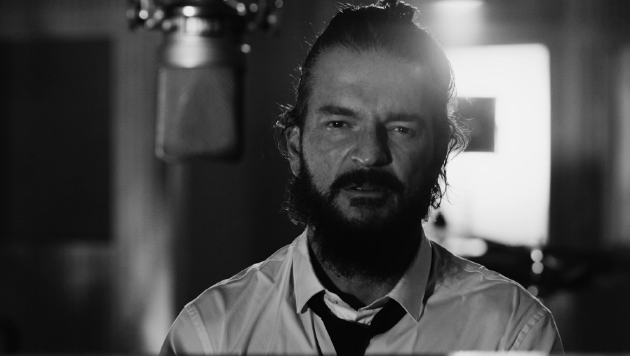 Ricardo Arjona promociona la canción "Tu retrato", pieza que incluye en el álbum "Blanco". (Foto Prensa Libre: Cortesía Metamorfosis)