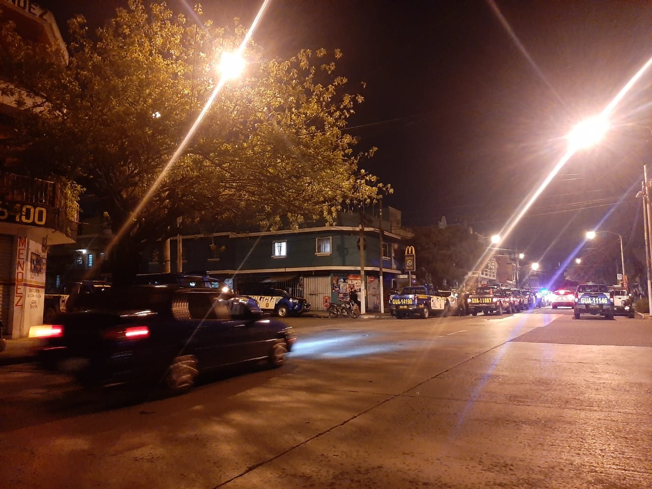 Autopatrullas de la PNC en el lugar del operativo. (Foto Prensa Libre: Andrea Domínguez)