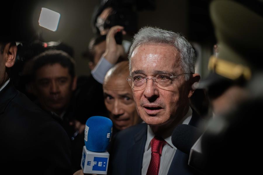 Álvaro Uribe anuncia en Twitter que ya superó el coronavirus y dice que está listo para ir “hasta la cárcel” por la libertad de Colombia