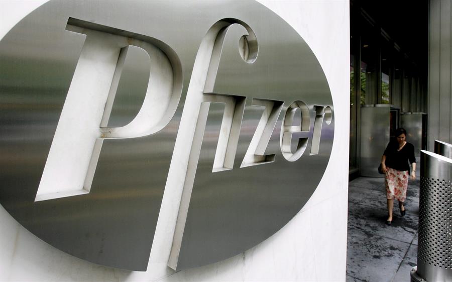 La candidata a vacuna desarrollada por Pfizer y BioNTech ha demostrado inducir una robusta respuesta inmunológica en un ensayo clínico preliminar. (Foto Prensa Libre: EFE)