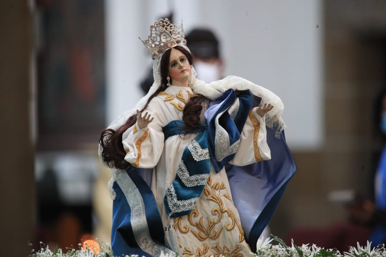 La tradicional procesión de la Virgen de la Asunción durante el 2020 fue a puerta cerrada.  (Foto Prensa Libre: Carlos Ovalle)
