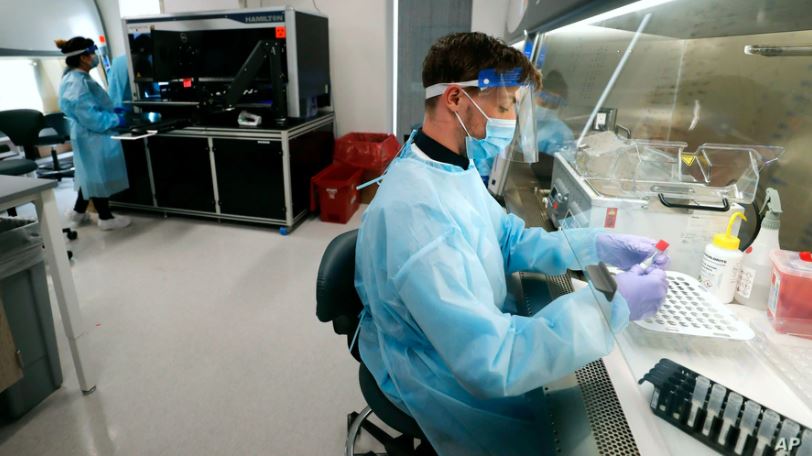 Los expertos dicen que los pacientes recuperados tienen cierto tiempo de inmunidad, pero varía cuánto tiempo.  (Foto Voz de América)