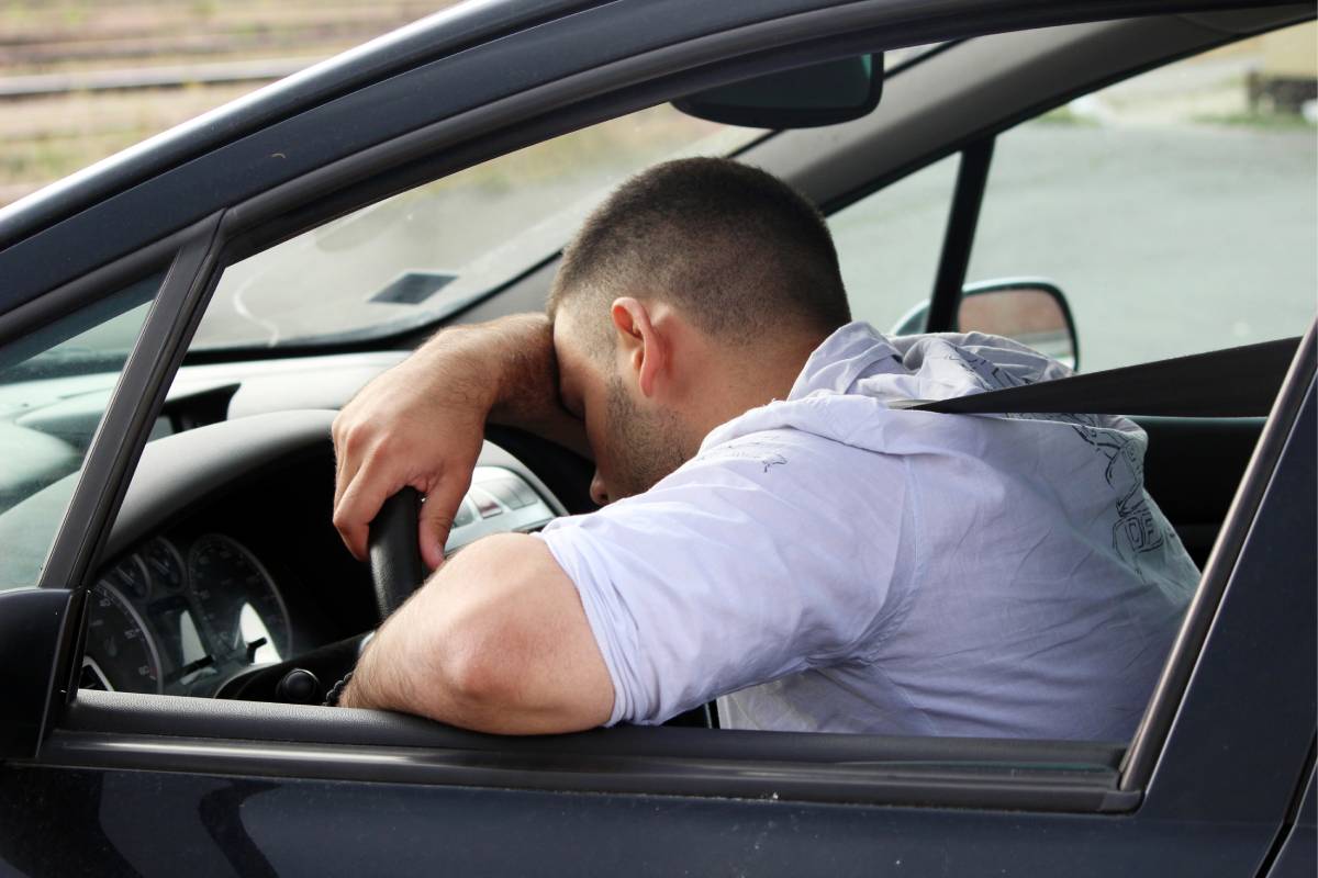 Un conductor echando una cabezada.
Shutterstock