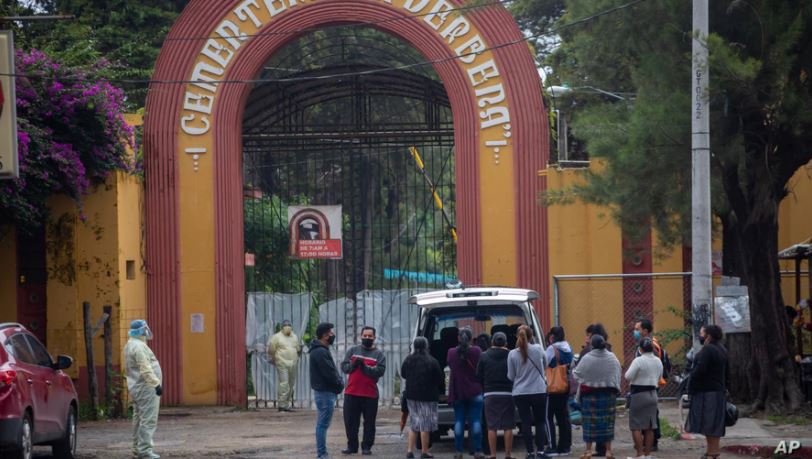 Archivo - Una familia acompaña el féretro de un familiar para ser sepultado en el área de covid-19 del Cementerio La Verbena en Ciudad de Guatemala, Guatemala, el 29 de julio de 2020.