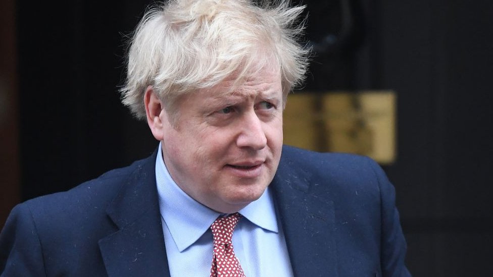 El primer ministro de Reino Unido, Boris Johnson, anunció nuevas restricciones para enfrentar la segunda ola de casos de Covid-19. (Foto Prensa Libre: Getty Images)