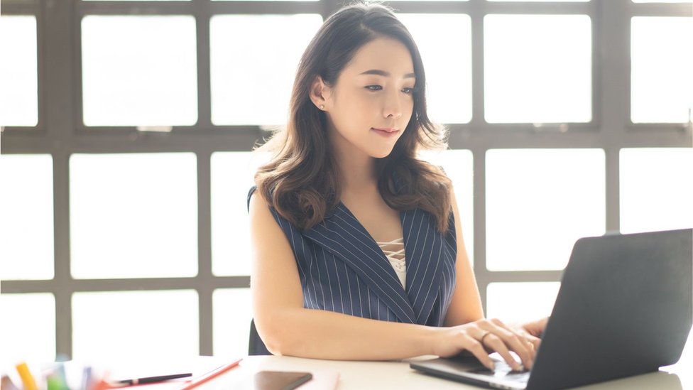 Una encuesta realizada en 2017 mostró que menos de un 25% de los usuarios chinos usan el correo en su trabajo diario. (Foto Prensa Libre: Getty Images)