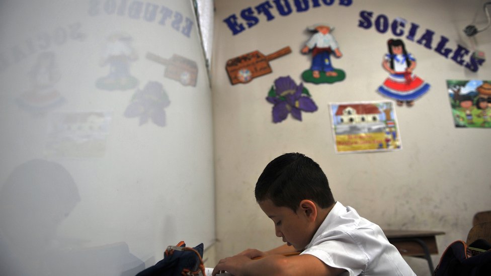 Costa Rica está cerrando escuelas por falta de alumnos. (Foto Prensa Libre: AFP)