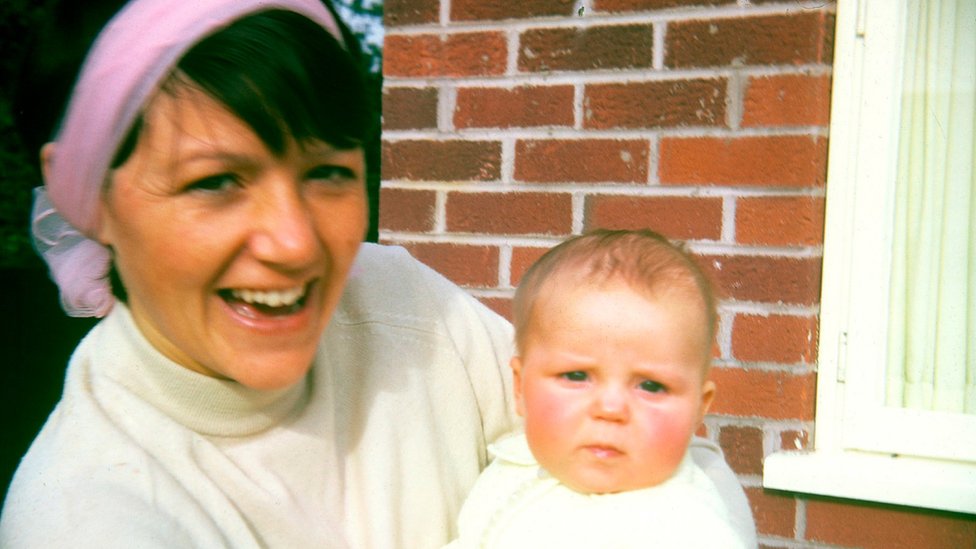 Bea Jones con Moira cuando era bebé. (Foto Prensa Libre: La familia Jones)