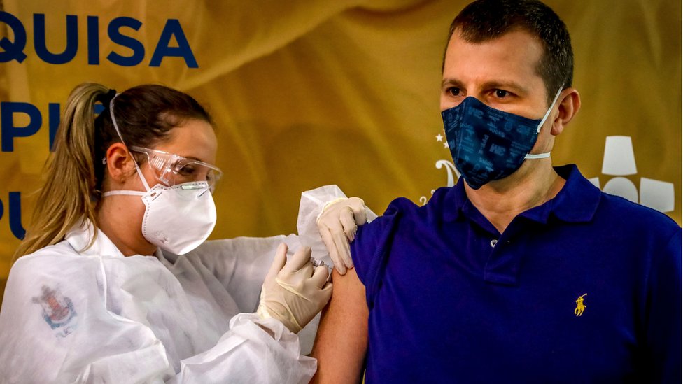 Varis vacunas en fase 3 están siendo probadas en Brasil. (Foto Prensa Libre: Getty Images)