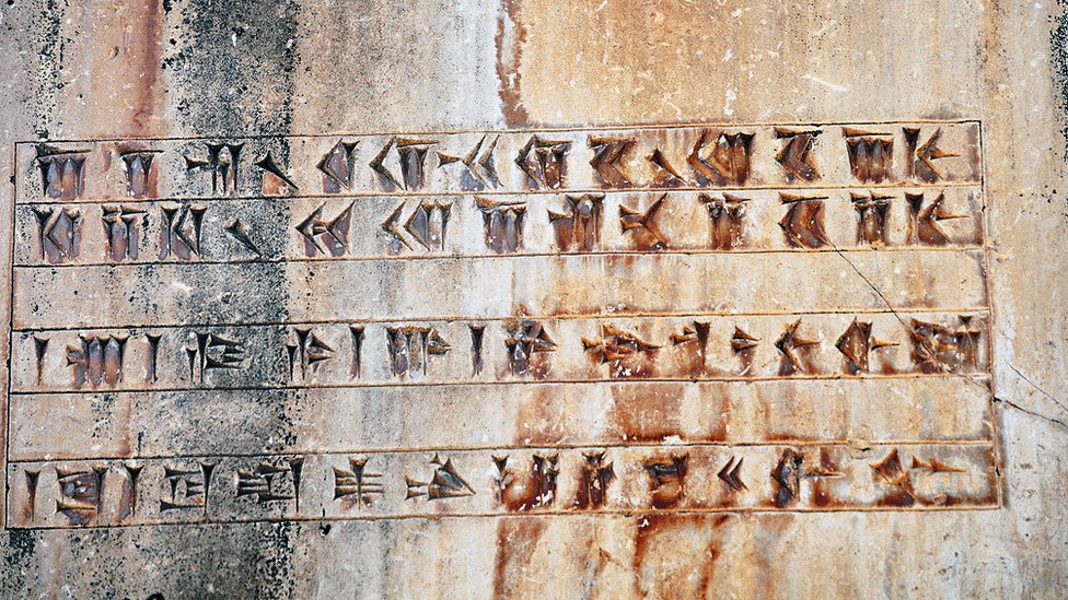 ¿Grafiti de la civilización aqueménida del siglo VI a.C.? Más bien una inscripción cuneiforme de esa civilización, en el palacio real de Ciro el Grande, Pasargad (Lista del Patrimonio Mundial de la Unesco, 2004), Irán. Foto Getty Images