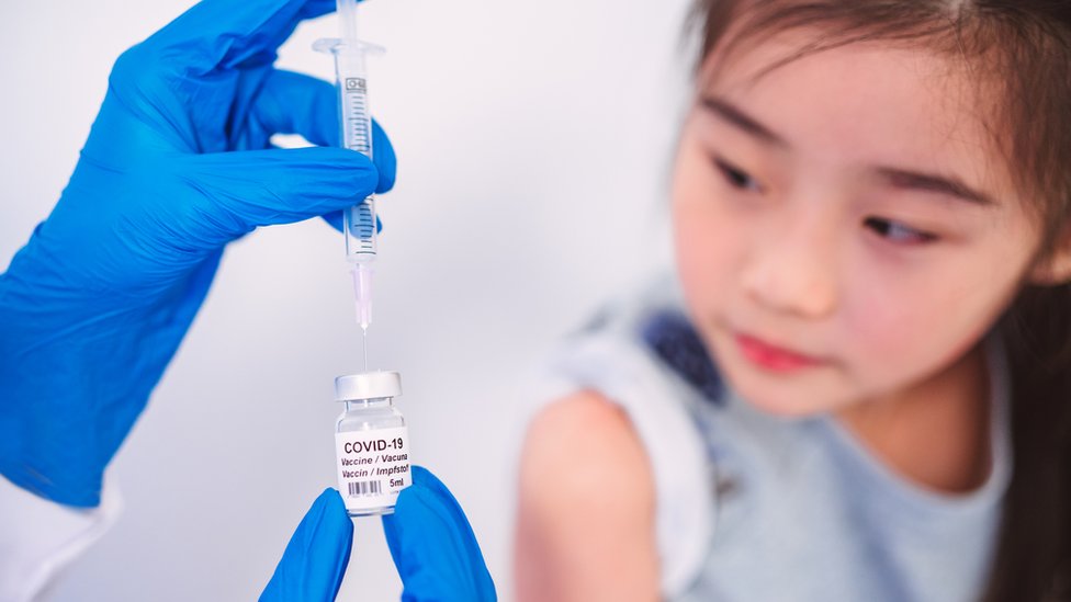 La científica en jefe de la OMS, Soumya Swaminathan, aseguró este lunes que autorizar una vacuna demasiado pronto podría generar una variedad de consecuencias negativas.